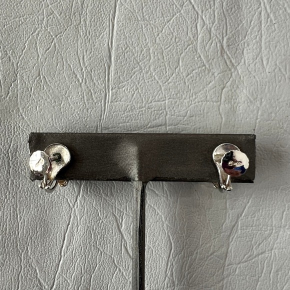 Vintage Coro Screw On Earrings Heart Ribbed‎ Silver Tone - Picture 2 of 7